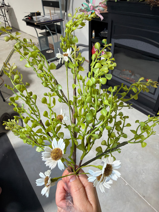 19In Bush-Angel Vines With Cream Daisy IP35185