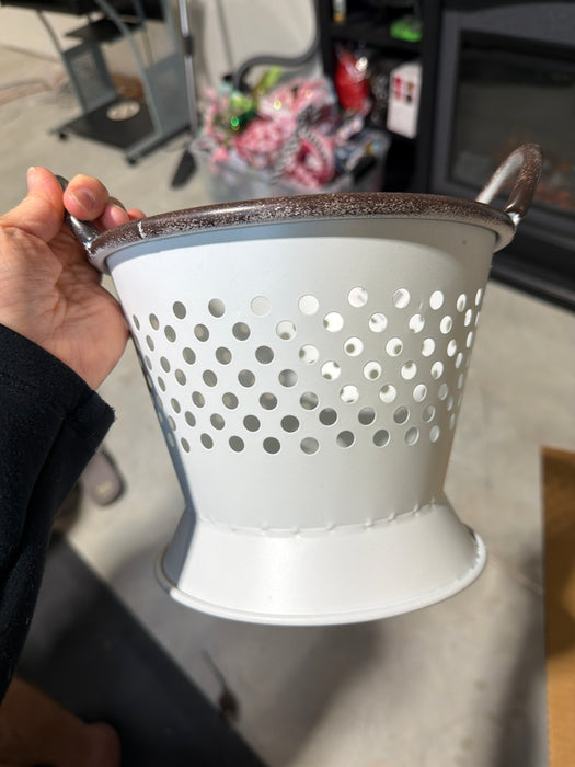 Metal Colander-White With Rusty Edges-9.5Wx8Dx8H IP570632