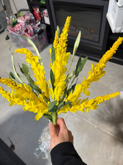 20In Bush-Yellow Cluster Flowers With Heather IP35585