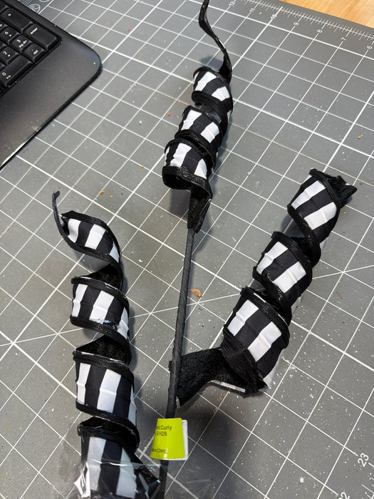 Doublesided Curly Spray x 3 28" 57088BKWT