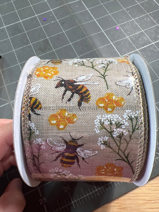 Natural Linen/Bees-Honeycomb-Baby’s Breath 2.5’’X10Y 42440-40-15 Ribbon