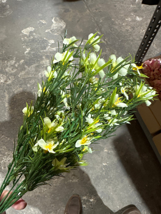 Plastic Grass W/ Cosmos – 7 Stems Cream 65311 Greenery